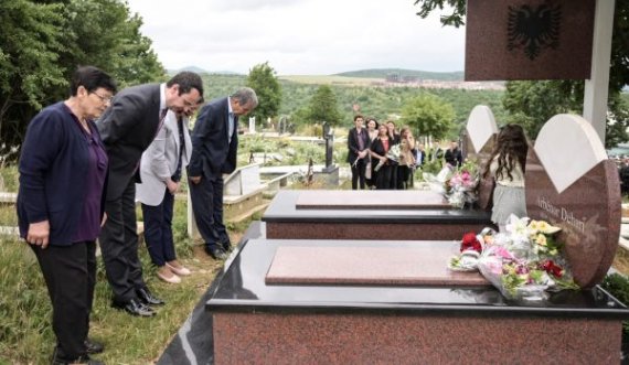 Kurti i shoqëruar nga ministra e deputetë bënë homazhe në përvjetorin e vdekjes së Arbënor Deharit