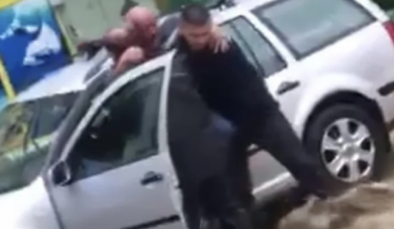Përmbytje në Bosnje: Momenti kur policët nxjerrin një burrë me aftësi të kufizuara nga vetura