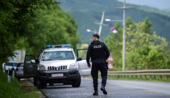 Sërish hidhen mjete piroteknike në drejtim të policisë së Kosovës në veri