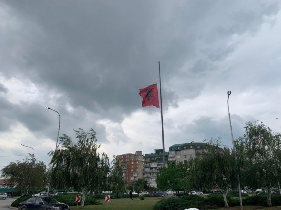 Në Prishtinë i rrisin flamujt kombëtarë, zvogëlojnë bashkëpunimin me Shqipërinë