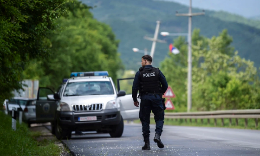 Sërish hidhen mjete piroteknike në drejtim të policisë së Kosovës në veri