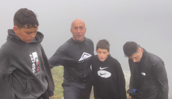 Pesë orë ecje për çlirim, Haradinaj ngjitet me djemtë e nipin në Liqenin e Jazhincës