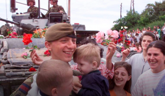 Emocionuese pritja e trupave paqeruajtës nga qytetarët e Kosovës