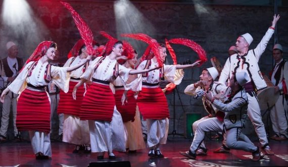 Maratona një javore e pjesëmarrjes së ansamblit shqiptar në Hungari u përmbyll me bujë