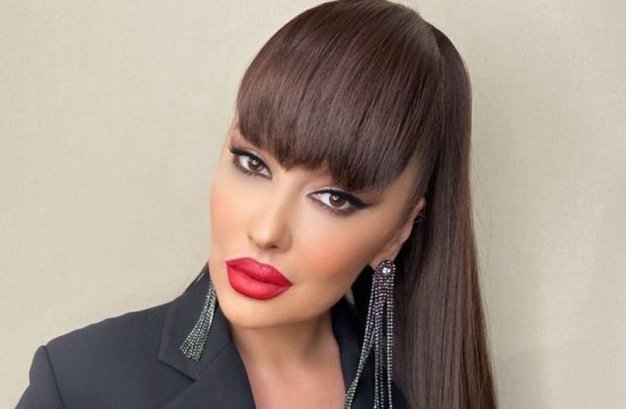 Diva Adelina Ismaili shkëlqeu në koncertin live për 'Ditën e Çlirimit'