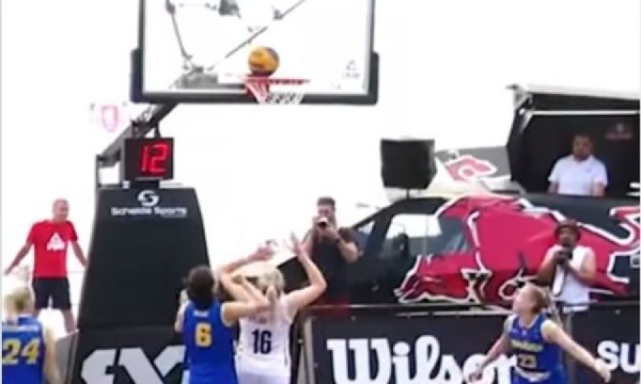 Kur topi ndalet në harkun e koshit!