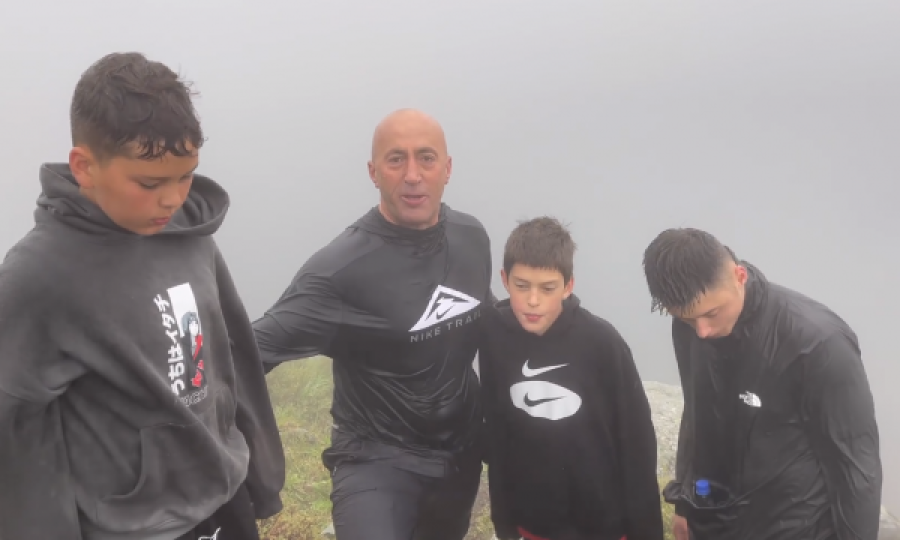 Pesë orë ecje për çlirim, Haradinaj ngjitet me djemtë e nipin në Liqenin e Jazhincës