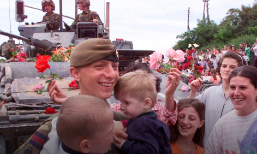 Emocionuese pritja e trupave paqeruajtës nga qytetarët e Kosovës