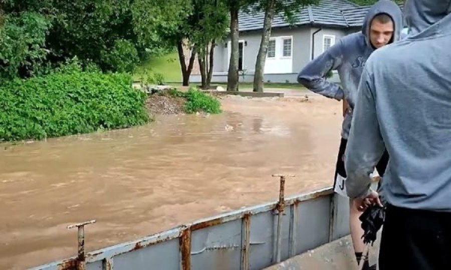 Përmbytje të mëdha, qindra shtëpi nën ujë