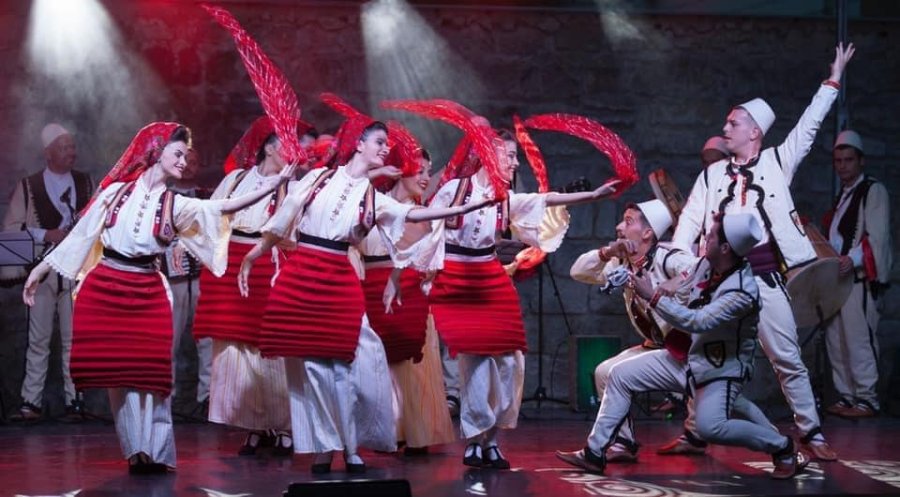 Maratona një javore e pjesëmarrjes së ansamblit shqiptar në Hungari u përmbyll me bujë