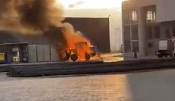 Digjet një buldozer në rrugën Prishtinë-Ferizaj