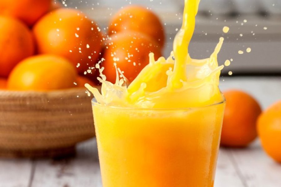Nga 1 kilogram portokaj përgatitni 10 litra lëng shërues