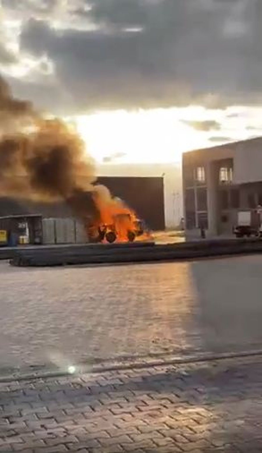 Digjet një buldozer në rrugën Prishtinë-Ferizaj