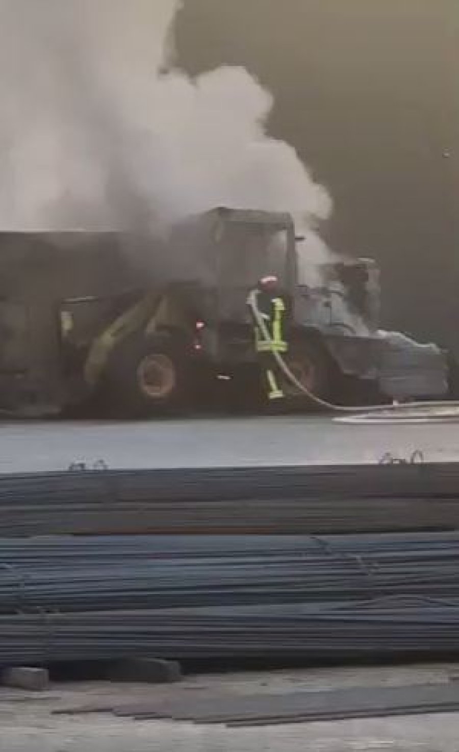 Shuhet zjarri që kaploi një buldozer, pamje nga ndërhyrja e zjarrfikësve