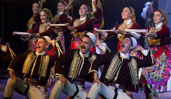 Fitorja historike e Ansamblit Nacional të këngëve e valleve popullore shqiptare në festivalin 'Duna Carneval' 