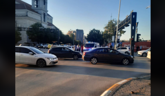 Aksident trafiku te Katedralja në Prishtinë, dyshohet për të lënduar
