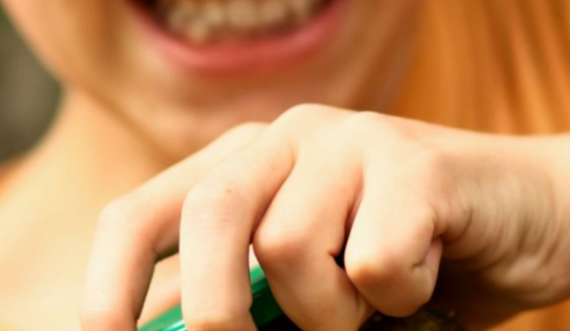 Truku, si ta hapni kapakun e kavanozit në sekondë pa thikë dhe pa u munduar