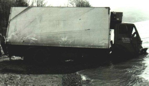 Ia përmendin frigoriferin pasi i kërkoi Vuçiqit të ngrihej në këmbë për të nderuar shqiptarët e vrarë