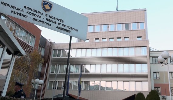 Njësia Speciale zbarkon në oborrin e Kuvendit të Kosovës