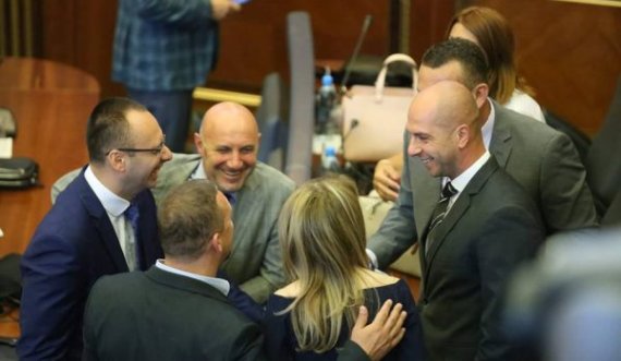 Pse Srpska votoi si VV dhe çfarë foli me deputetin e tyre? Çfarë tha Kusari dhe kë e akuzoi?