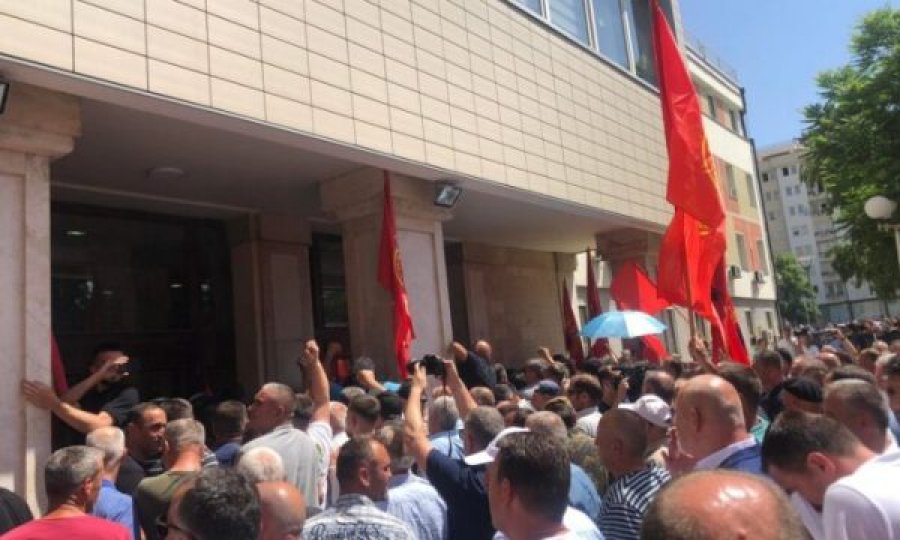 Sot mblidhet Kuvendi, në rend dite edhe pika që po e kundërshtojnë veteranët