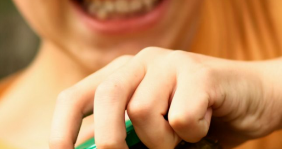 Truku, si ta hapni kapakun e kavanozit në sekondë pa thikë dhe pa u munduar