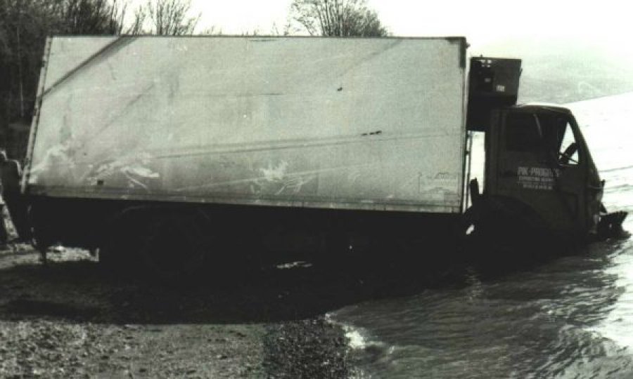 Ia përmendin frigoriferin pasi i kërkoi Vuçiqit të ngrihej në këmbë për të nderuar shqiptarët e vrarë