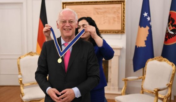 Osmani i dorëzon medaljen ish-ministrit gjerman që ia kishte akorduar Rugova