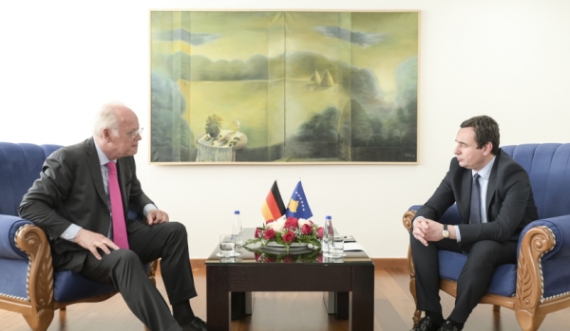Kurti pret në takim ish-ministrin gjerman të Mbrojtjes që udhëhoqi në kohën e bombardimeve të NATO-s