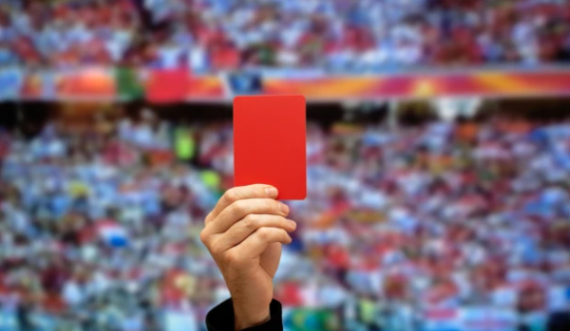 Gjyqtari vdes pasi u sulmua nga lojtarët dhe tifozët