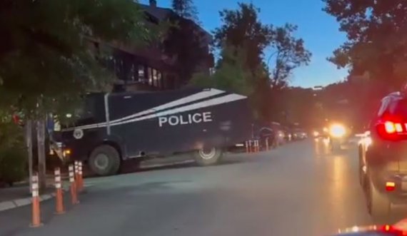 Pas njoftimit të Policisë për protestën e veteranëve, shihen autoblinda nëpër rrugët e Prishtinës