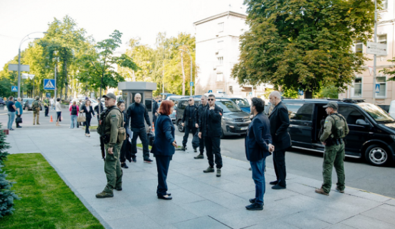 Nën masa të rrepta sigurie e të rrethuar me ushtarë, Rama e Abazoviq arrijnë në Kiev