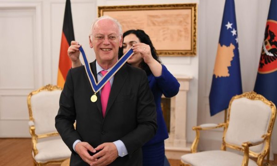 Osmani i dorëzon medaljen ish-ministrit gjerman që ia kishte akorduar Rugova