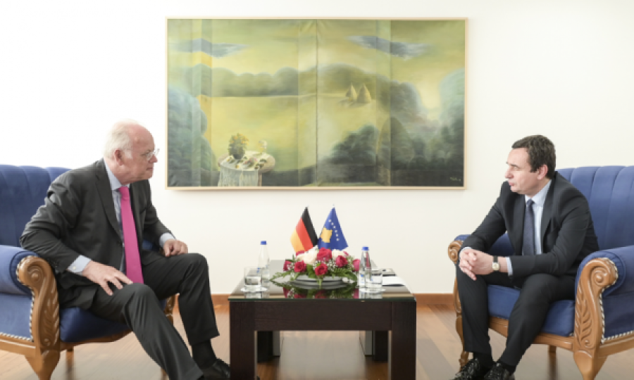 Kurti pret në takim ish-ministrin gjerman të Mbrojtjes që udhëhoqi në kohën e bombardimeve të NATO-s