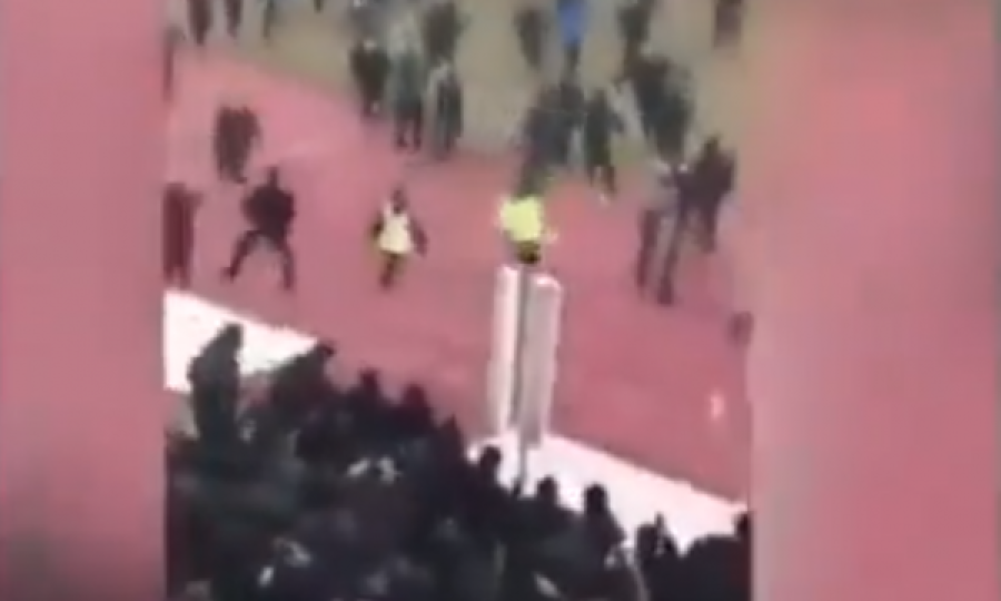 Momenti kur gjyqtari rrihet për vdekje nga lojtarët dhe tifozët