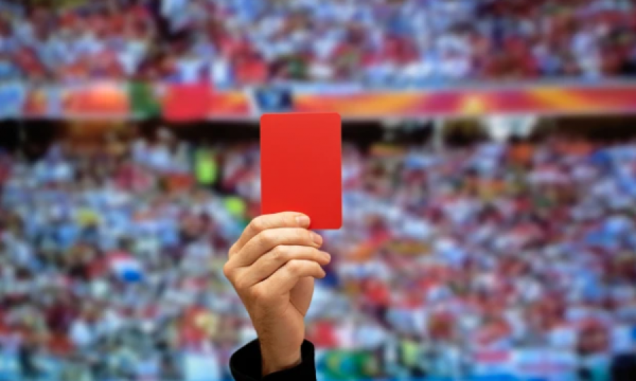 Gjyqtari vdes pasi u sulmua nga lojtarët dhe tifozët