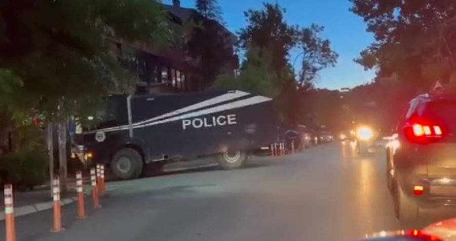 Pas njoftimit të Policisë për protestën e veteranëve, shihen autoblinda nëpër rrugët e Prishtinës
