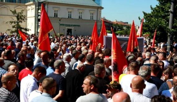 Veteranët brohorasin “Poshtë Albin Kurti, poshtë Vjosa Osmani”