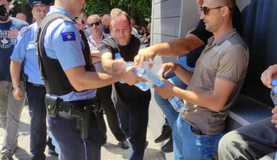 Policia shpërndan ujë për veteranët që po protestojnë në oborrin e Kuvendit