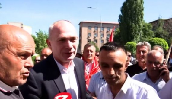 Deputeti i VV’së Fatmir Humolli kalon kah protesta, veteranët ia rrahin krahët