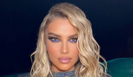 Leonora me këtë veshje duket si 20 vjeçare rrugëve të Evropës
