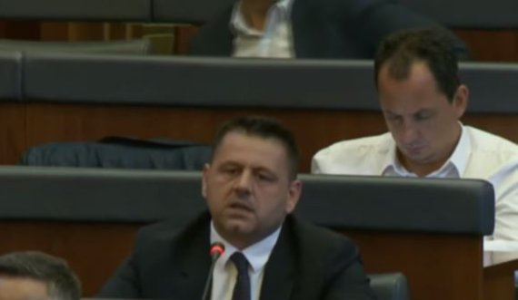Bekë Berisha i nervozuar në Kuvend: Votat e mëdha Albin i ke marrë kur je bë me Jugosllavi