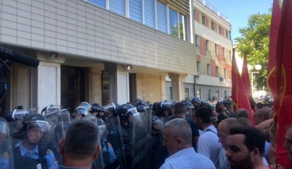 Përplasje mes veteranëve dhe policisë para Kuvendit