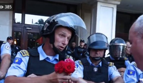 Lule e përqafime për policinë nga veteranët në fundin e protestës për sot