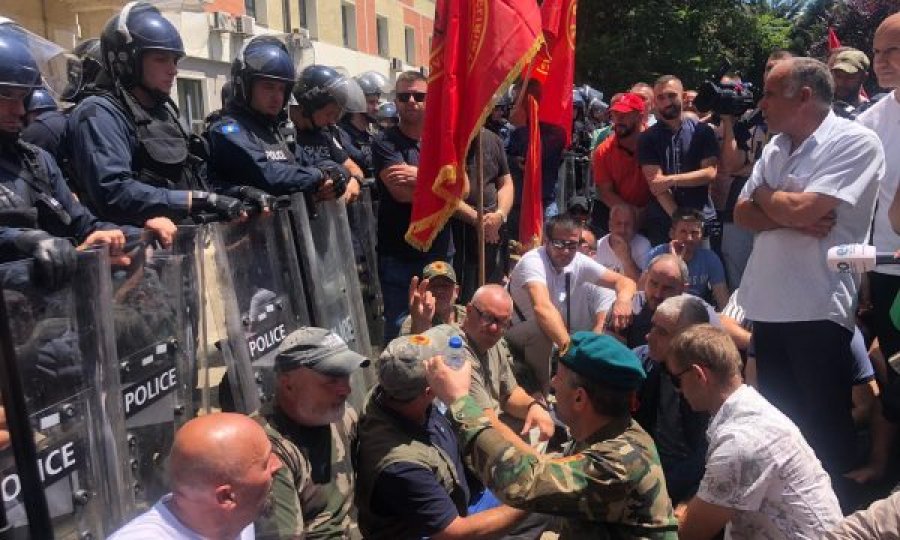 Veteranët ulen këmbëkryq në oborrin e Kuvendit të Kosovës
