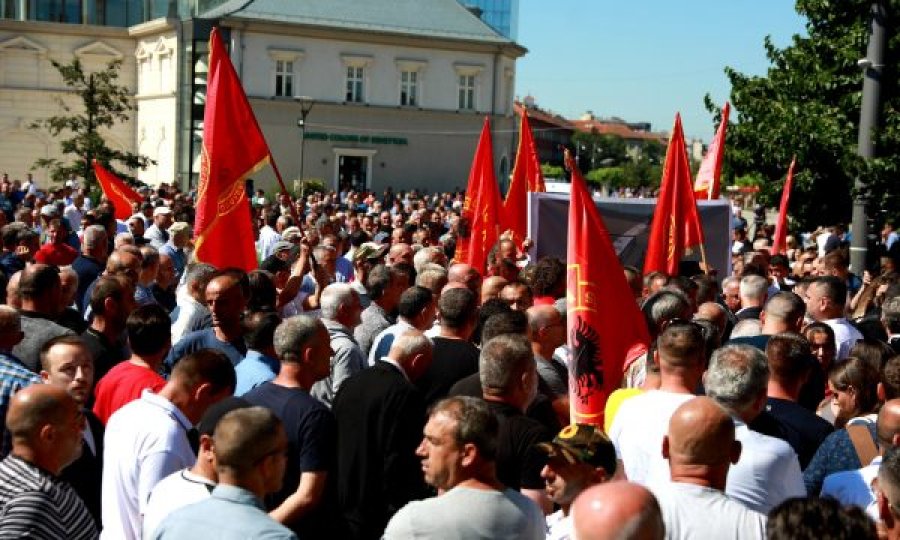 Veteranët brohorasin “Poshtë Albin Kurti, poshtë Vjosa Osmani”