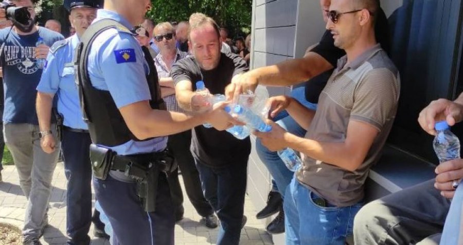 Policia shpërndan ujë për veteranët që po protestojnë në oborrin e Kuvendit