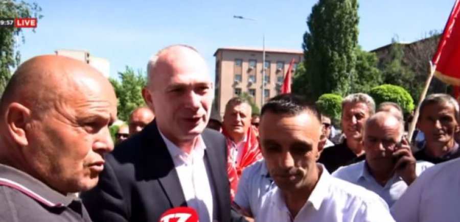 Deputeti i VV’së Fatmir Humolli kalon kah protesta, veteranët ia rrahin krahët