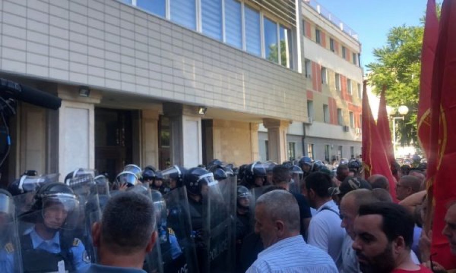 Përplasje mes veteranëve dhe policisë para Kuvendit