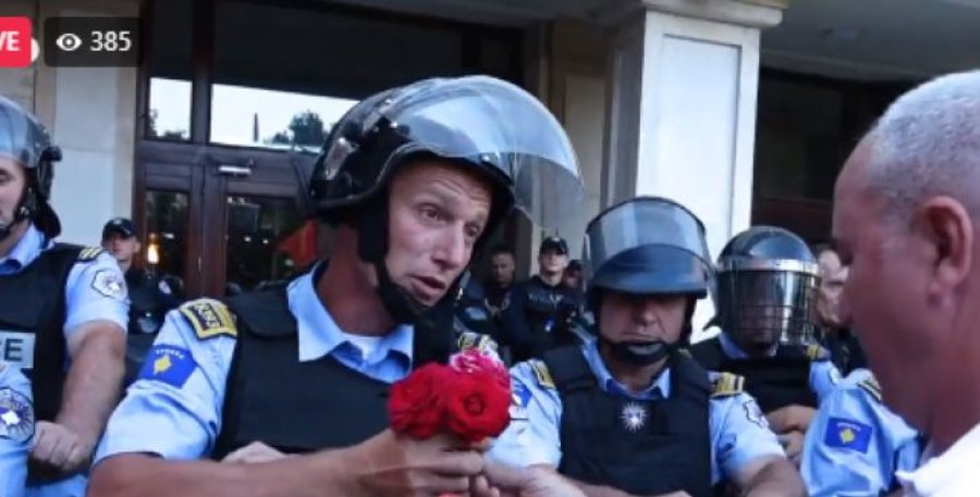 Lule e përqafime për policinë nga veteranët në fundin e protestës për sot
